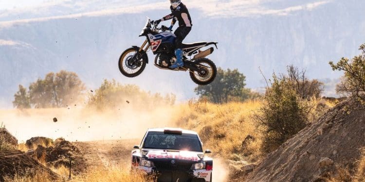 Toprak Razgatlioglu salta por cima de um carro de rali…com uma BMW F900 GS