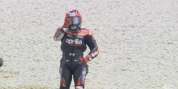 Vídeo: Maverick Viñales nem tentou disfarçar e não escondeu frustração após queda com Marco Bezzecchi
