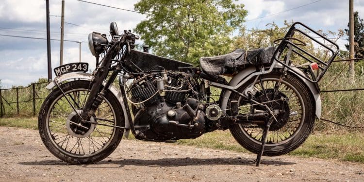 Oportunidade única: Vincent Black Shadow, descoberta em celeiro vai a leilão